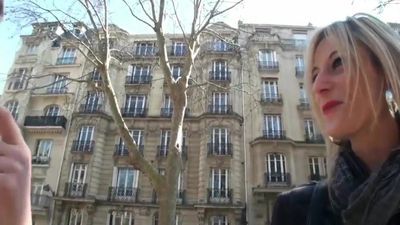 Une milf blonde a besoin de sexe