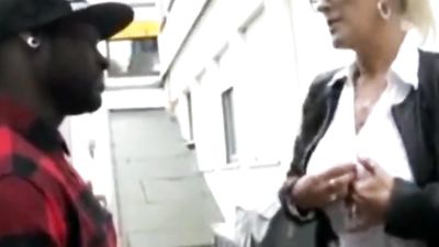 Naughty Mature MILF Likes When Black Guy Fucks Her Pussy