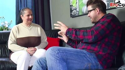 Reife mollige Milf fickt mit einem Typen auf der Couch