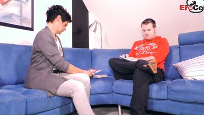 Deutsche reife Milf fickt mit dem Catering-Mann