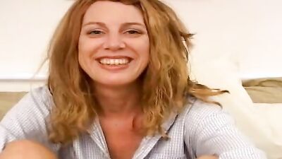 Healthy over 40 Milf April masturbates