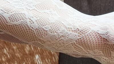 Ma femme se sent tres salope en lingerie blanche et masque de nylon!