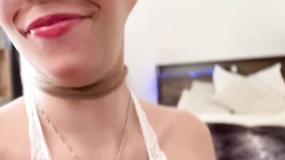 Ma femme se sent tres salope en lingerie blanche et masque de nylon!