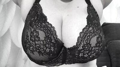 A mature BBW milf with big natural saggy tits tries on bras.
