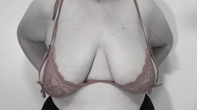 A mature milf shakes her big natural saggy tits.