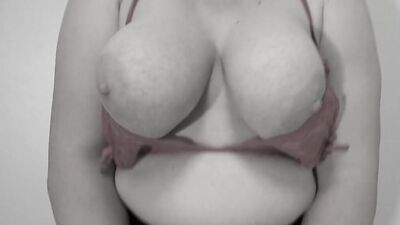 A mature milf shakes her big natural saggy tits.
