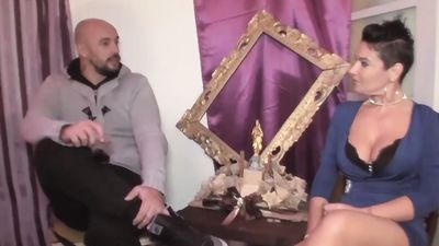 Caro, torride brunette aux gros seins, se fait prendre par deux mecs