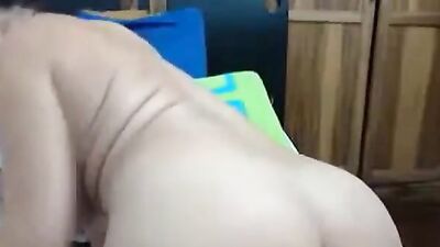 Watch this Colombian MILF get naughty on webcam