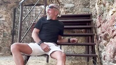 Amateur couple gives risky outdoor BJ & gets creampied in public