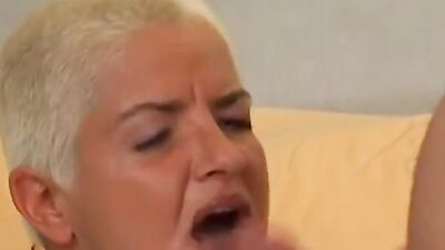 Amateur porn babe gets down and dirty with a dildo