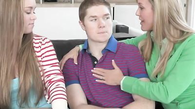 Mature milf sucking teen in threeway