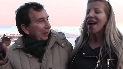 Lara, milf sexy aux gros seins aime les jeunes français