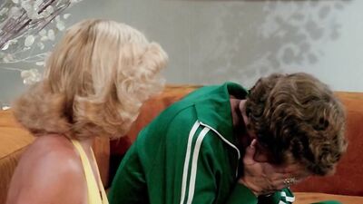 Slutty blonde mom gives that wet cunt to son's best friend