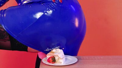 Two chubby girls in latex use food to get you horny