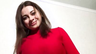 CHICA MUY CALIENTE ESCONDIDA DE LOS PADRES Y LA ENCONTRO