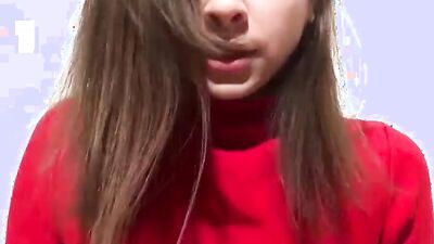 CHICA MUY CALIENTE ESCONDIDA DE LOS PADRES Y LA ENCONTRO