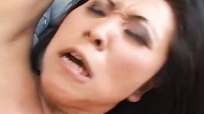 Reiche Milf hat extremen Druck in der Votze und braucht Sex,