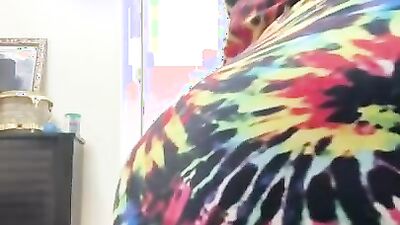 Fat ebony woman is shaking that bog round ass on the camera