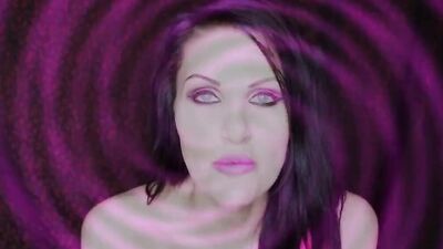 Astonishing cougar talks dirty in this hypnotic JOI solo video