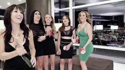 Five astonishing MILFs and two very lucky guys are having a sex orgy