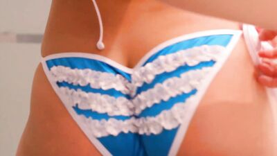 Astonishing blonde MILF Alexis Texas looks great in that bikini