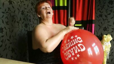 Chubby mature woman is blowing balloons for her kinky fans