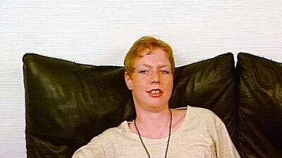 Kurzhaarige MIlf steht auf kleine Schwaenze