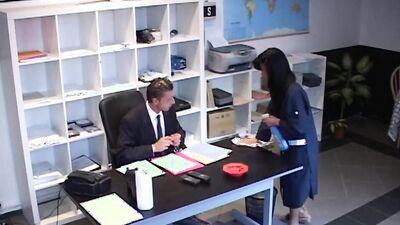 Il Direttore e la Donna delle pulizie ci danno dentro!