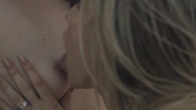 Erotic les milf toesucking gf after oralsex session