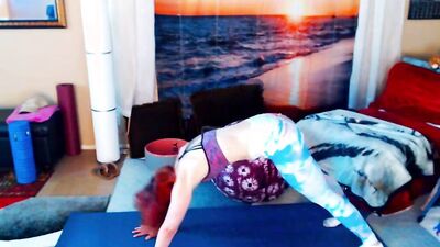 Amateur flexy babe is doing some yoga in front of the cam