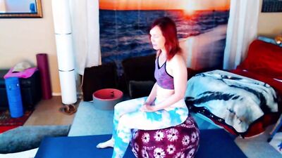 Amateur flexy babe is doing some yoga in front of the cam