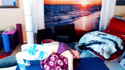 Amateur flexy babe is doing some yoga in front of the cam