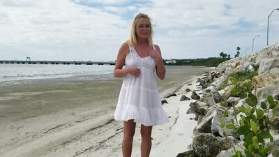 Amateur mature is having some fun out in the open