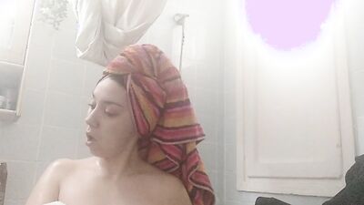 Amateur Latina is playing with her cunt while taking a shower