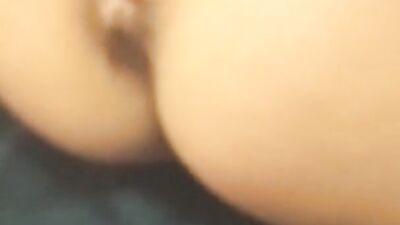Esposa Argentina se masturba con gran dildo, esposo asiste