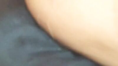 Esposa Argentina se masturba con gran dildo, esposo asiste