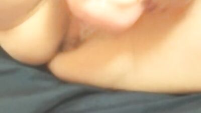 Esposa Argentina se masturba con gran dildo, esposo asiste