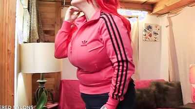 Redhead Milf spreads her cunt and fucks