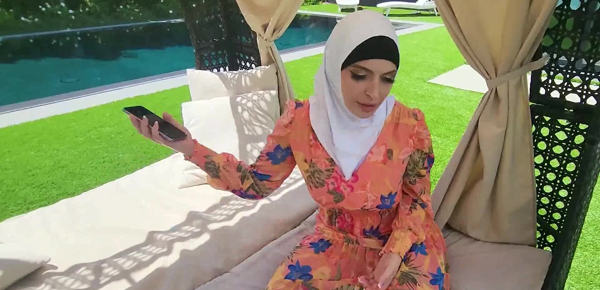 Hijab Hotwife Cheating With The Handyman - MomVids.com