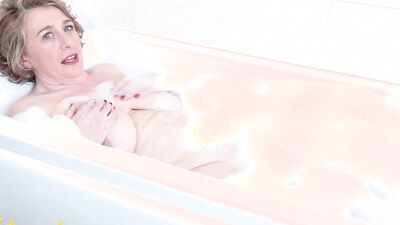 Busty MILF Camilla Likes To Masturbate In Bath